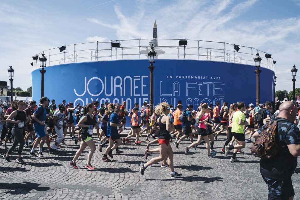 Les premiers dossards du marathon grand public de Paris 2024 décrochés à l'occasion de la Journée olympique