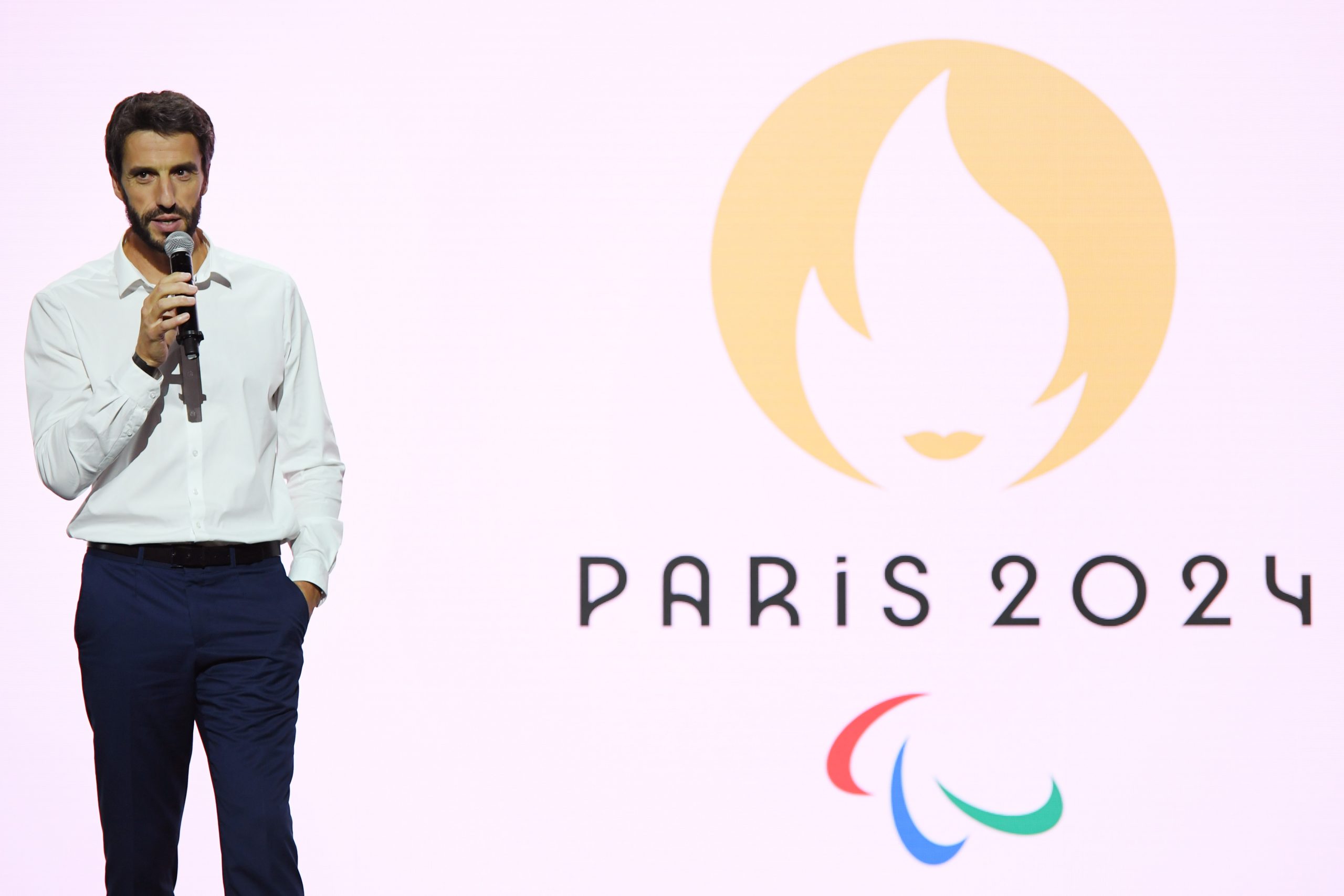 Tony Estanguet devant emblème Paris 2024