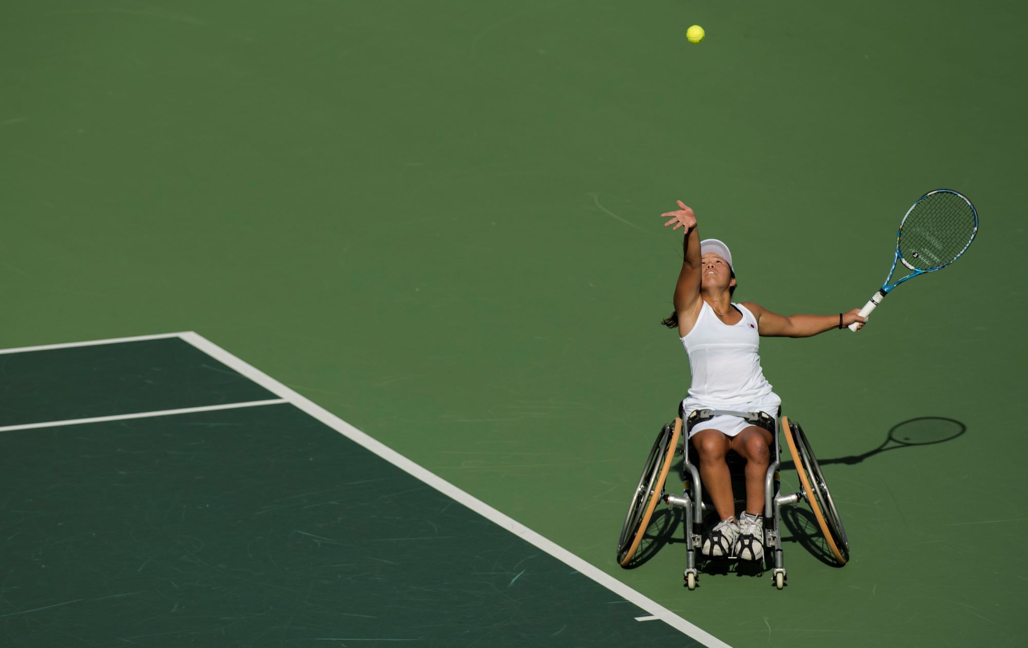 Une joueuse de tennis fauteuil japonaise réalise son service