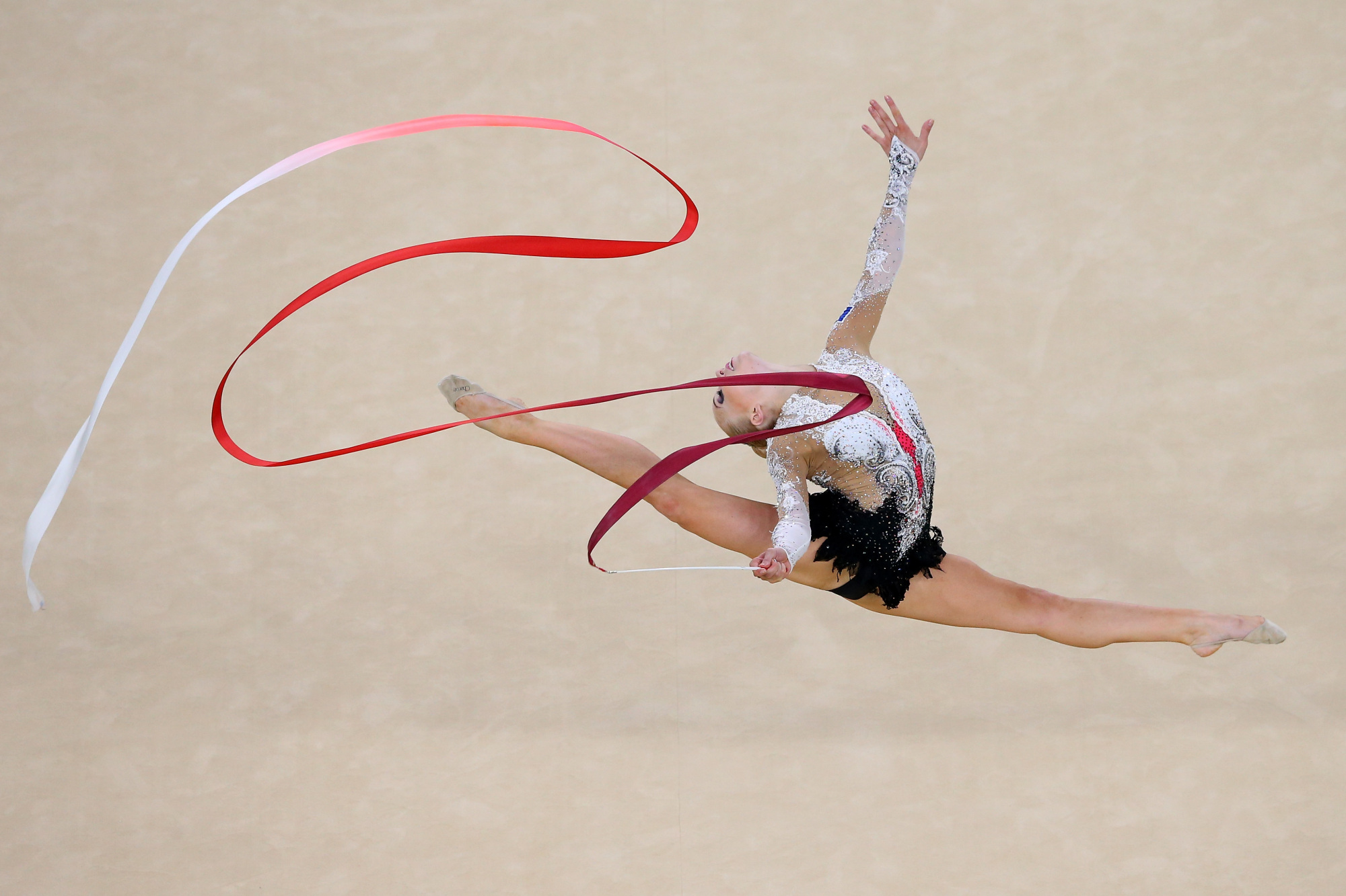 Une gymnaste en pleine représentation de ruban