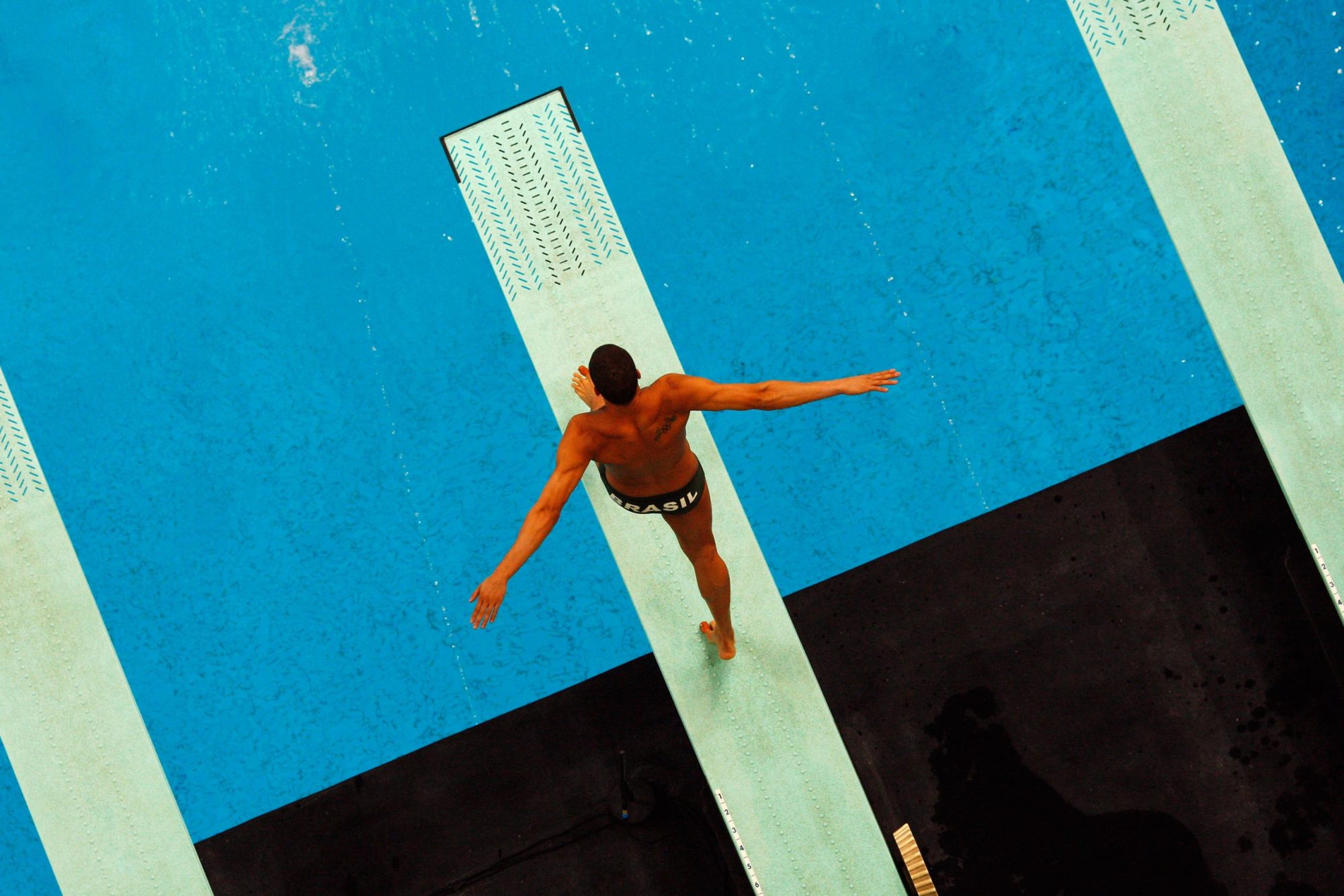 Un athlète brésilien s'apprête à plonger
