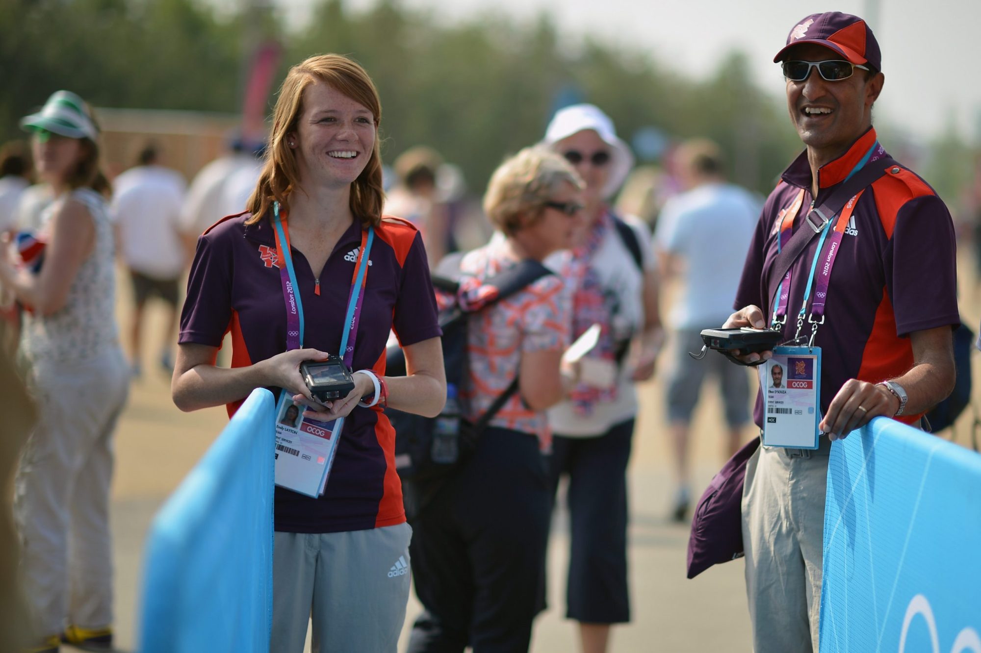Deux volontaires des Jeux Olympiques de Londres 2012 sourient