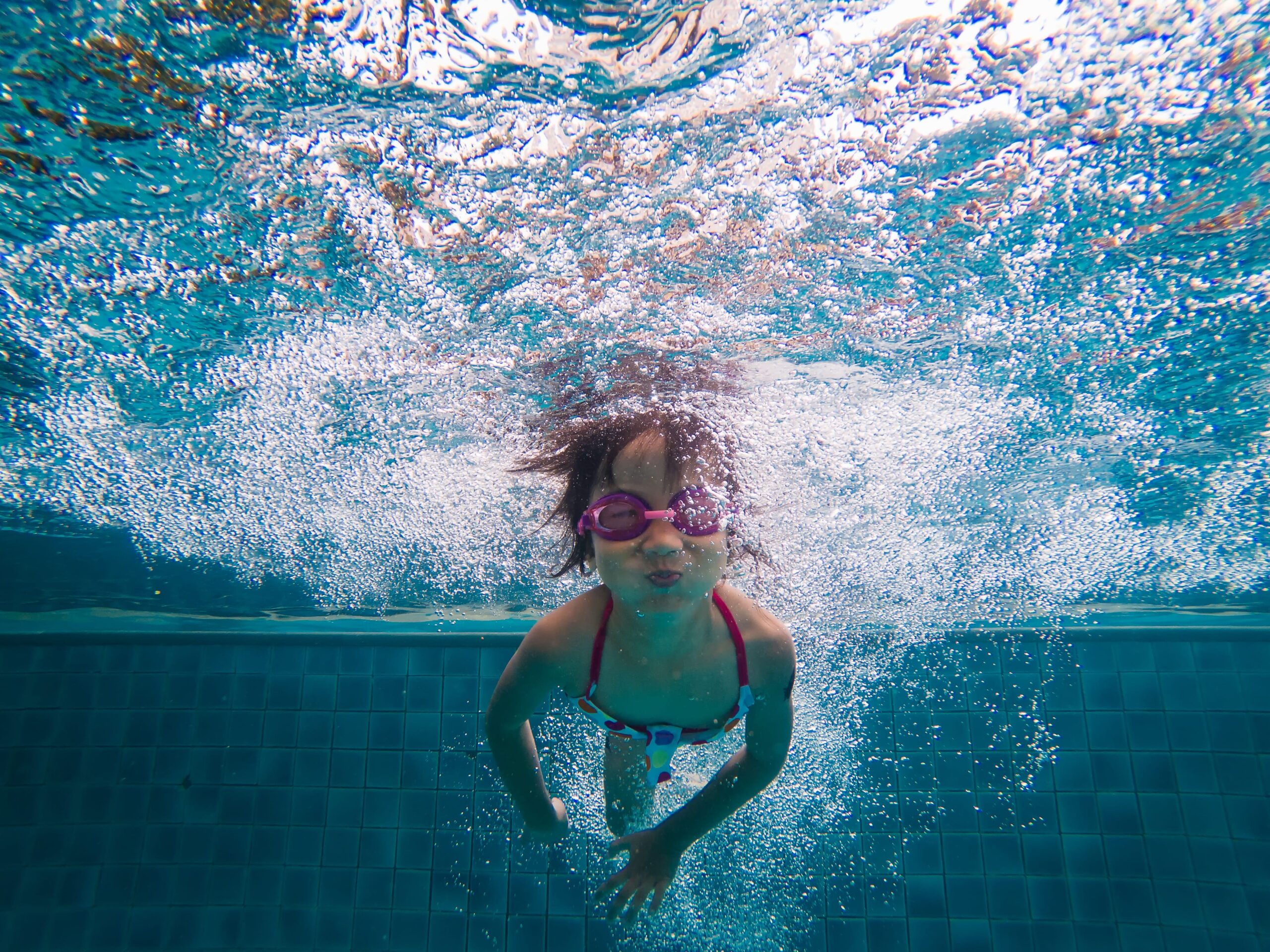 Swimming holidays. Купание девочек фонтан. Позирование детей в аквапарке. Swimming in the Pool.