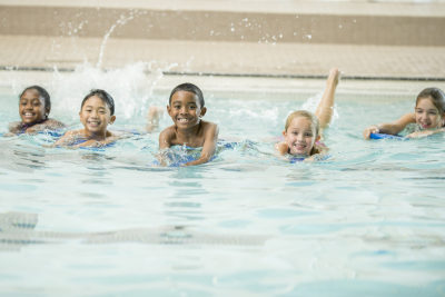 5 enfants nagent dans une piscine