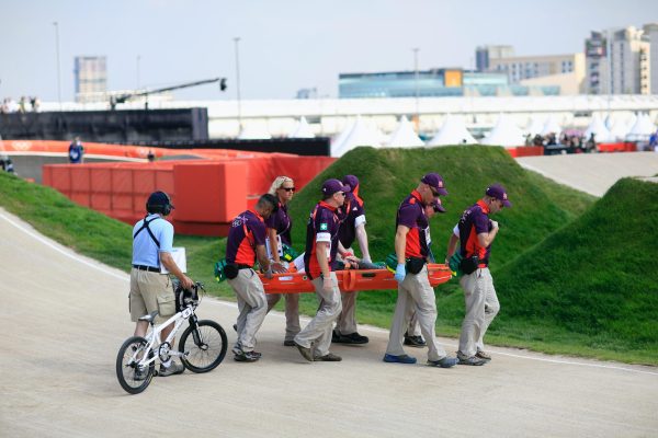 Volontaires transportant un athlète sur un brancard