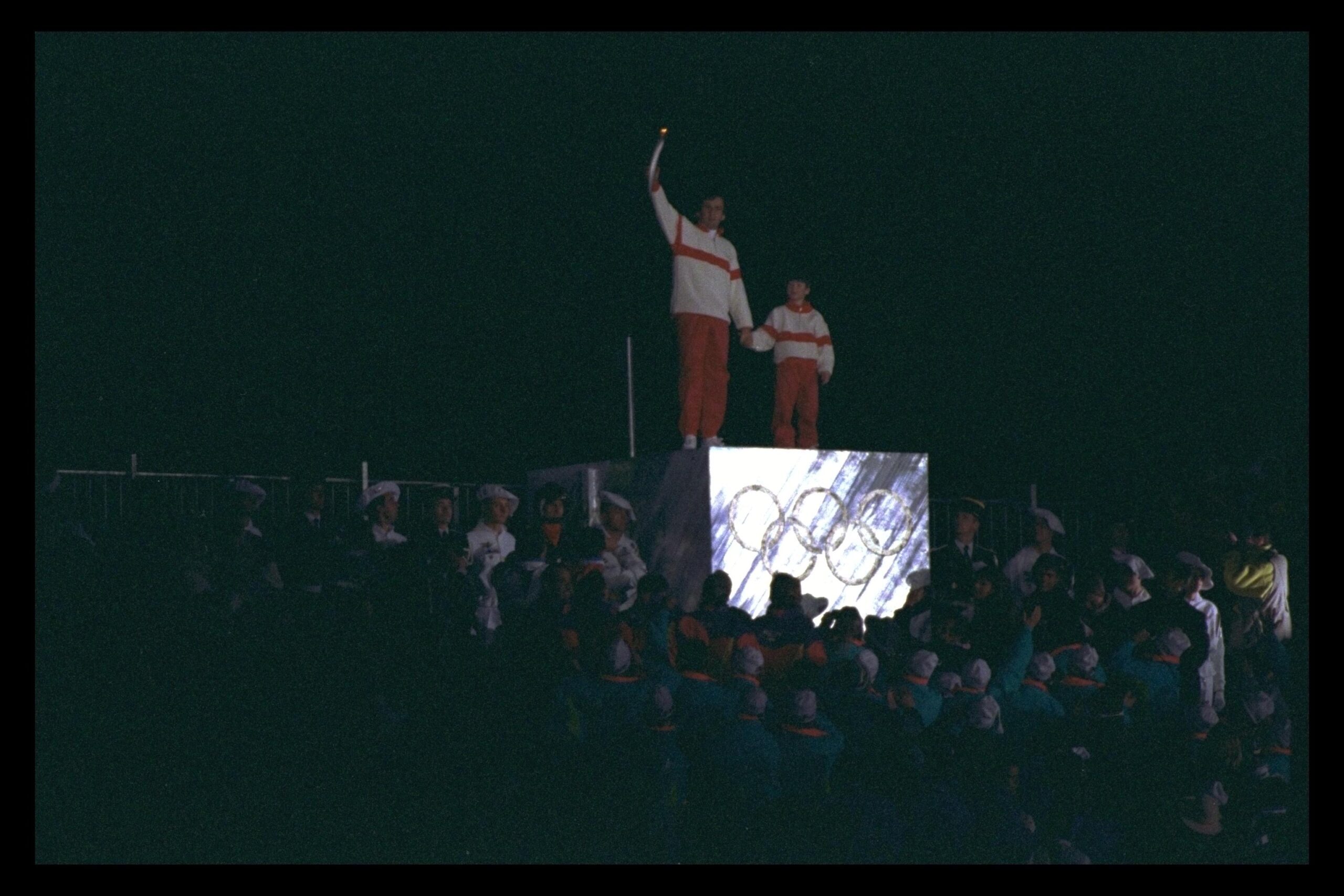Michel Platini salue la foule du stade olympique
